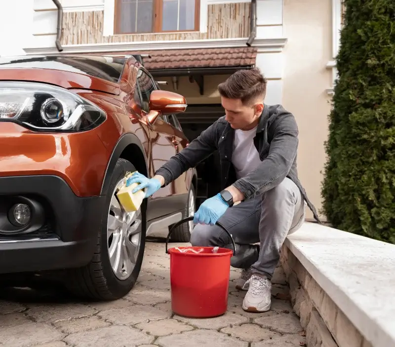 Lavage auto à domicile Juaye-Mondaye : professionnel intervenant sur un véhicule